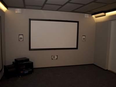 Kotiteatterinhuoneen epäsuoravalaistus ledinauhoin