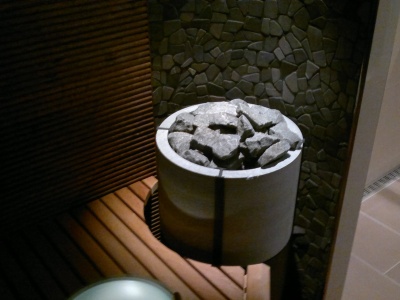 Kiukaan valaistus kiuaslinssillä